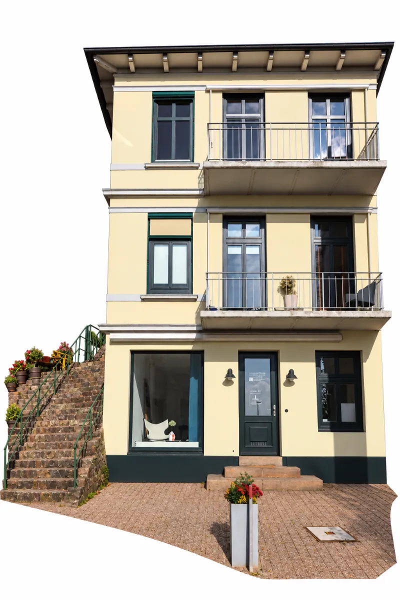 LUV+LEE-Immobilien Office Blankenese Bürogebäude der Immobilienfirma LUV+LEE Immobilien. Ein dreistöckiges gelb verputztes Haus.